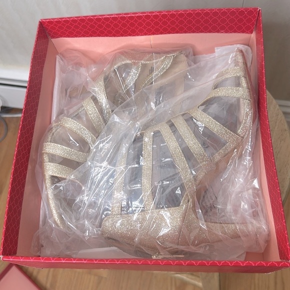 🌈🌻 🆕 KELLY & KATIE Gold Strappy Heels with Geometric Design SIZE 7.5 NIB - Picture 8 of 8